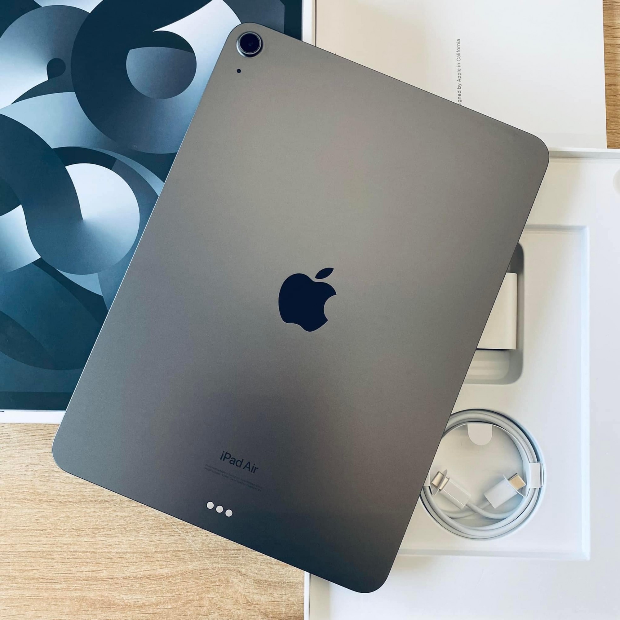 iPad Air (M1) 64GB — alternate view